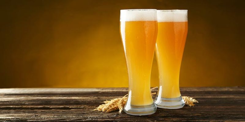 Zwei leckere Weißen Bieren in einem Weißenbierglas